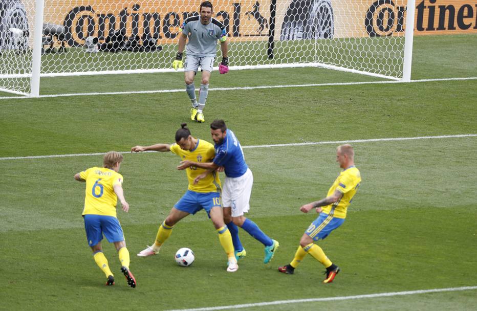 Ibrahimovic commette fallo su Barzagli e annulla una pericolosa azione della Svezia.